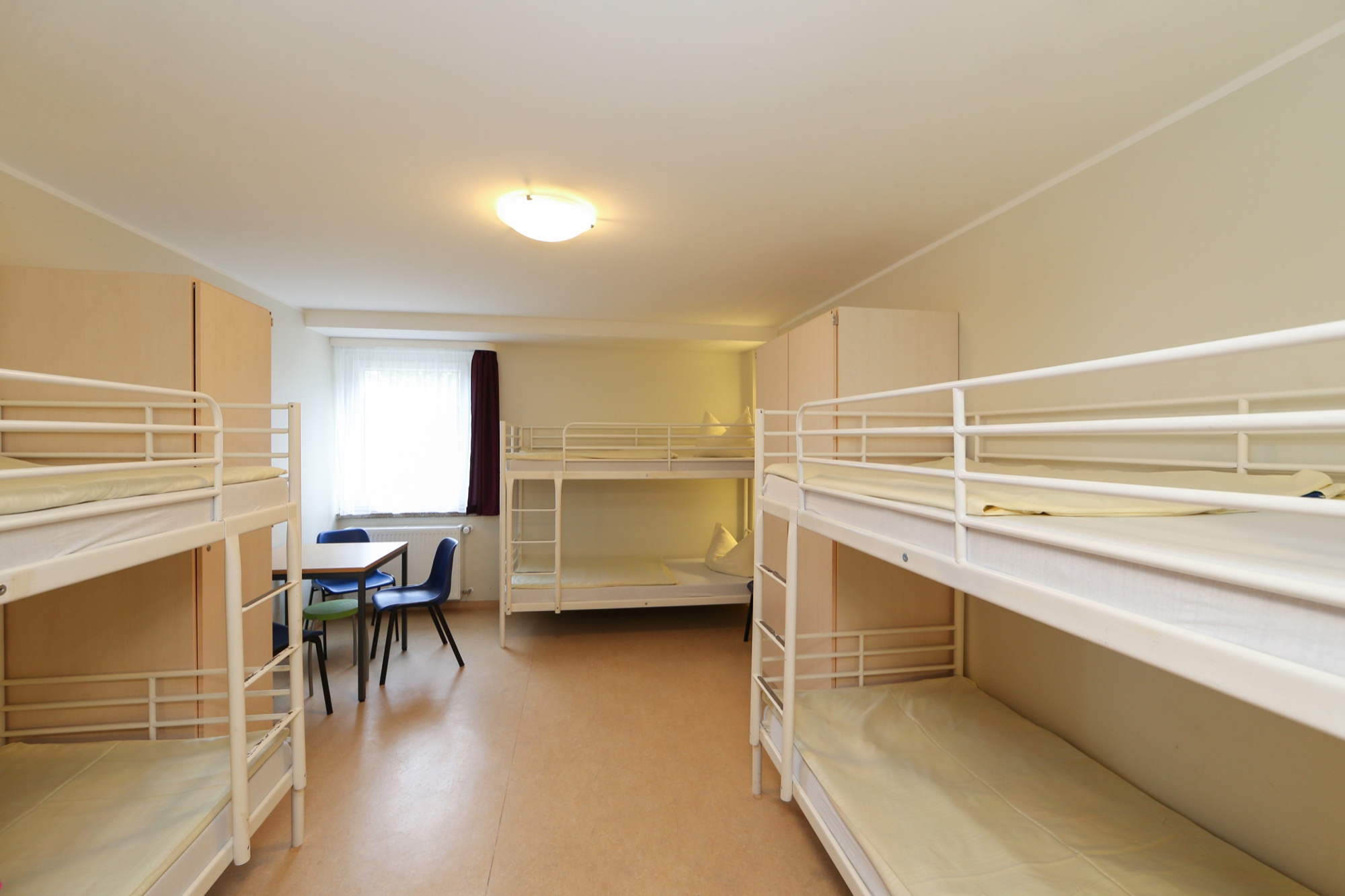 Helles Mehrbettzimmer mit Etagenbetten