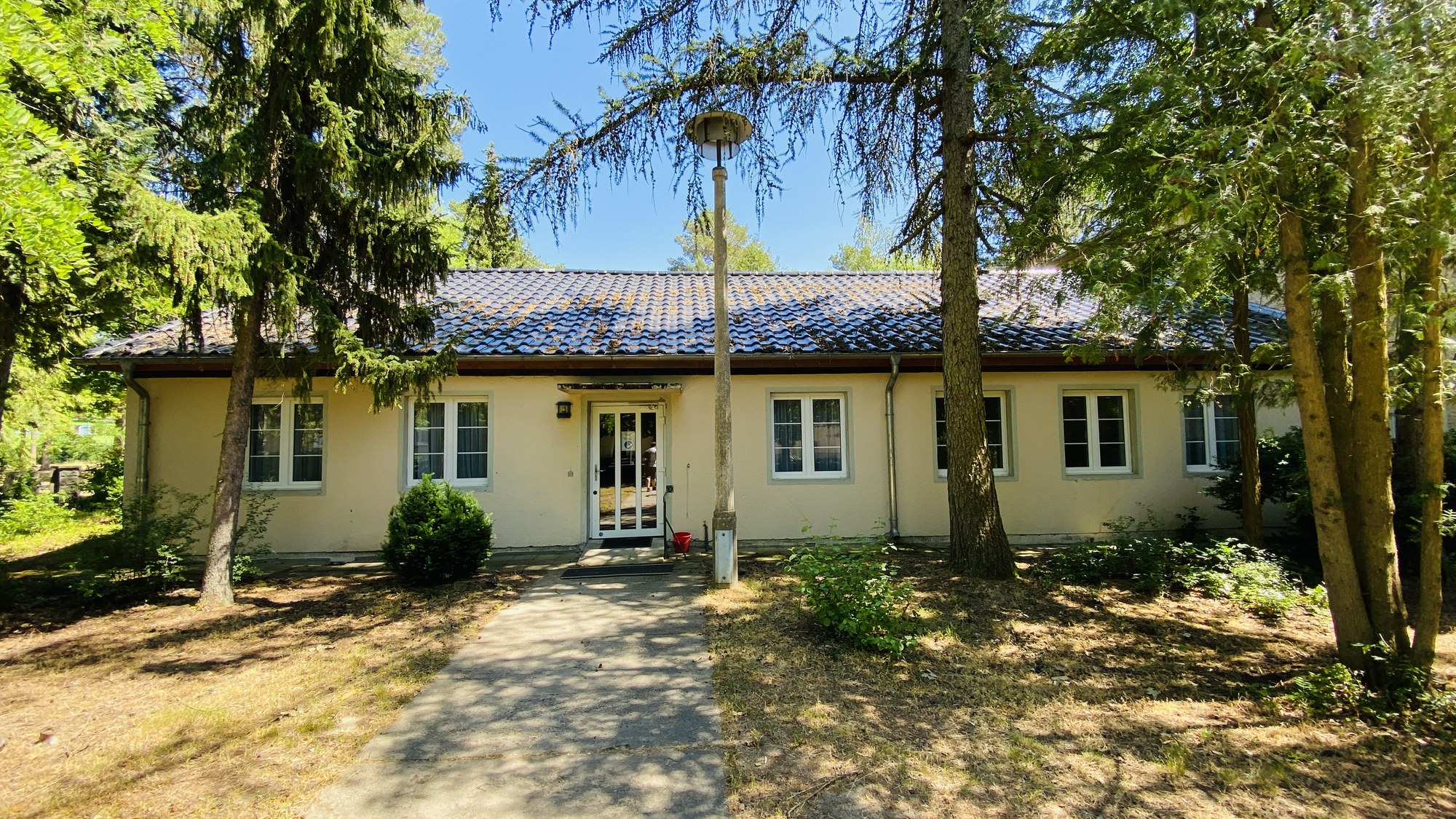 G&auml;stehaus des KiEZ Frauensee zwischen B&auml;umen