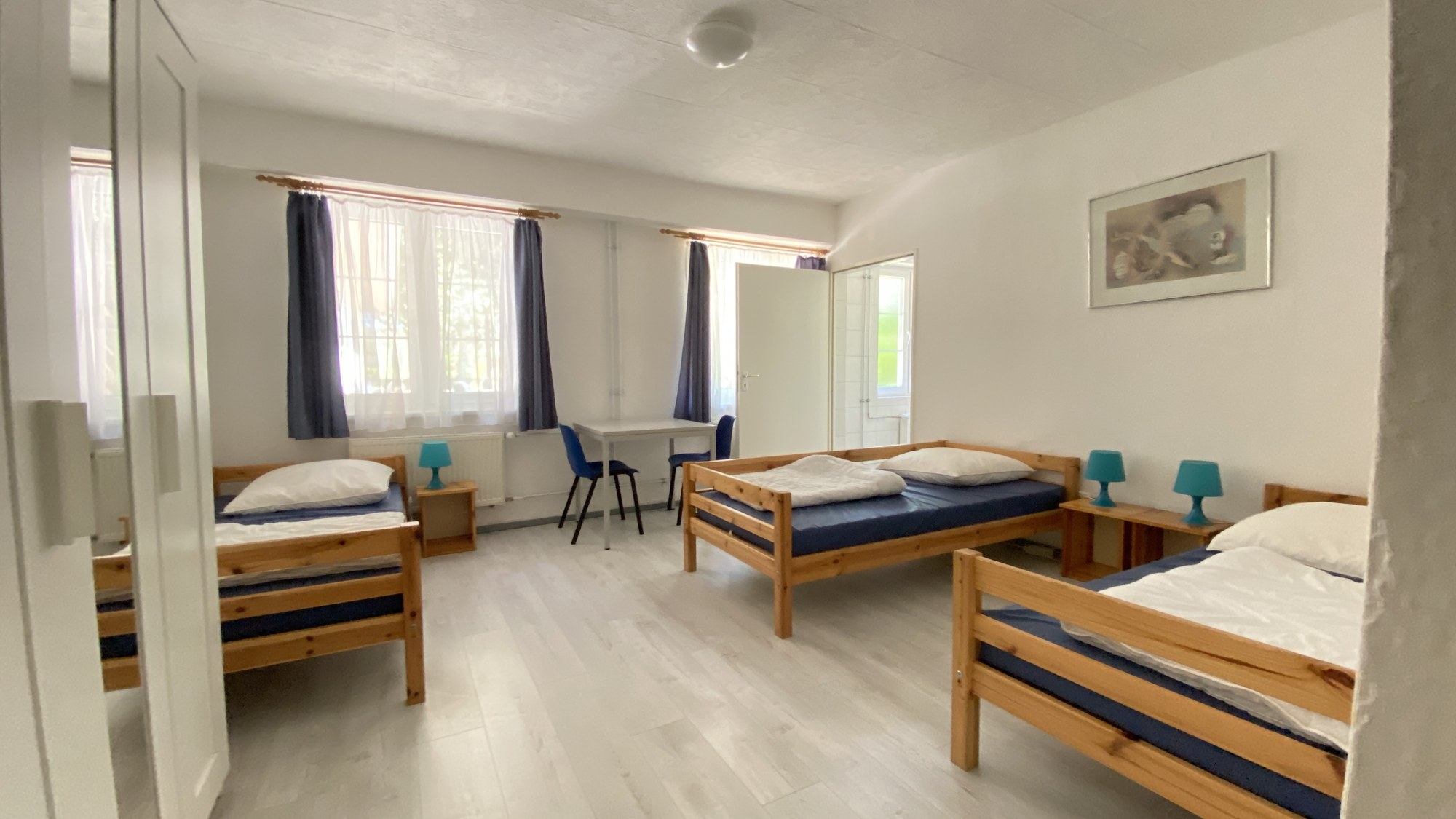Helles G&auml;stezimmer mit Einzelbetten und eigenem Sanit&auml;rbereich