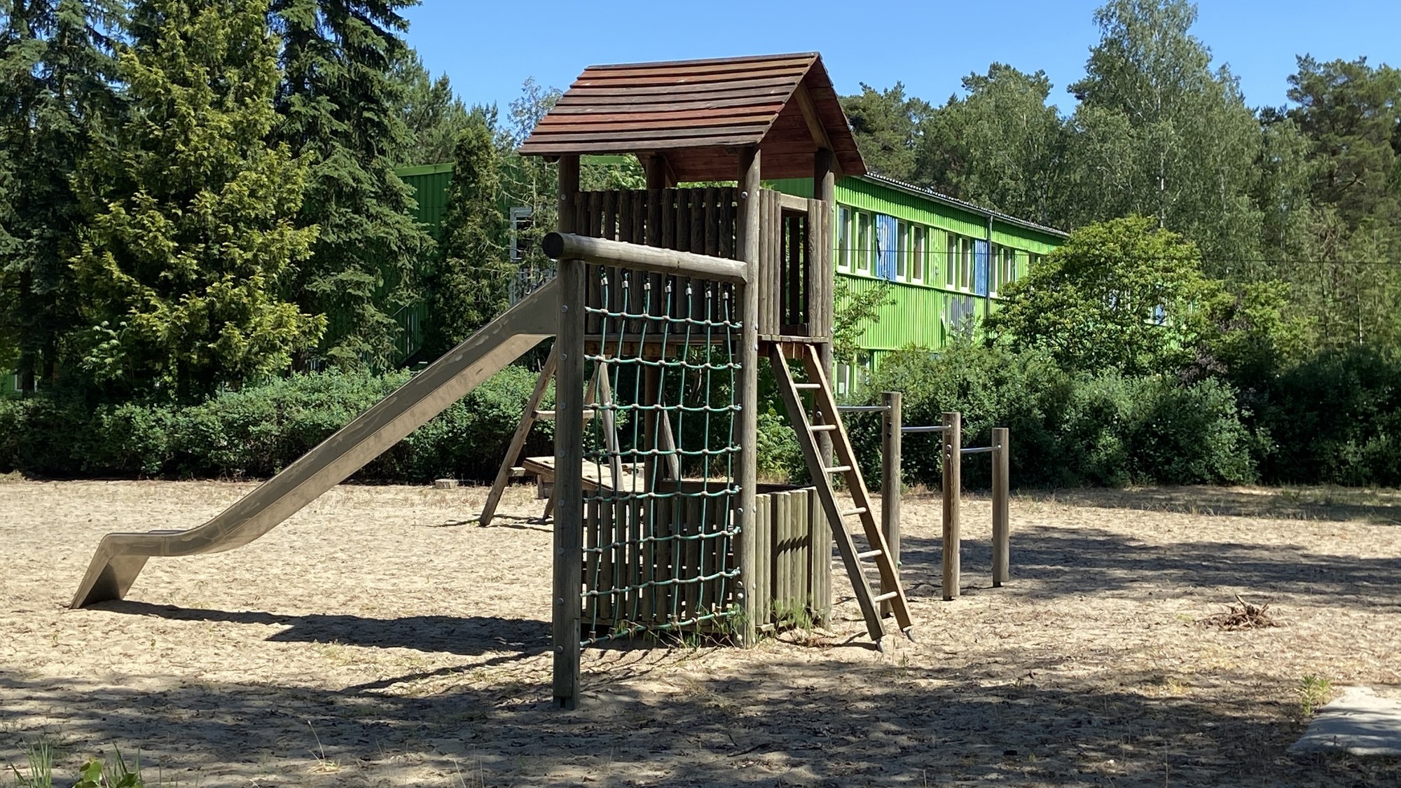 Gro&szlig;er Spielplatz mit Kletterturm und Rutsche