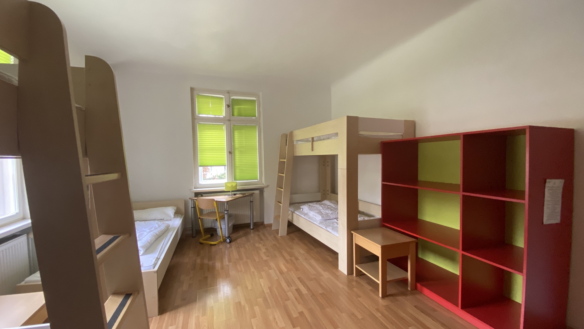 Gro&szlig;es Mehrbettzimmer mit Etagen- und Einzelbetten