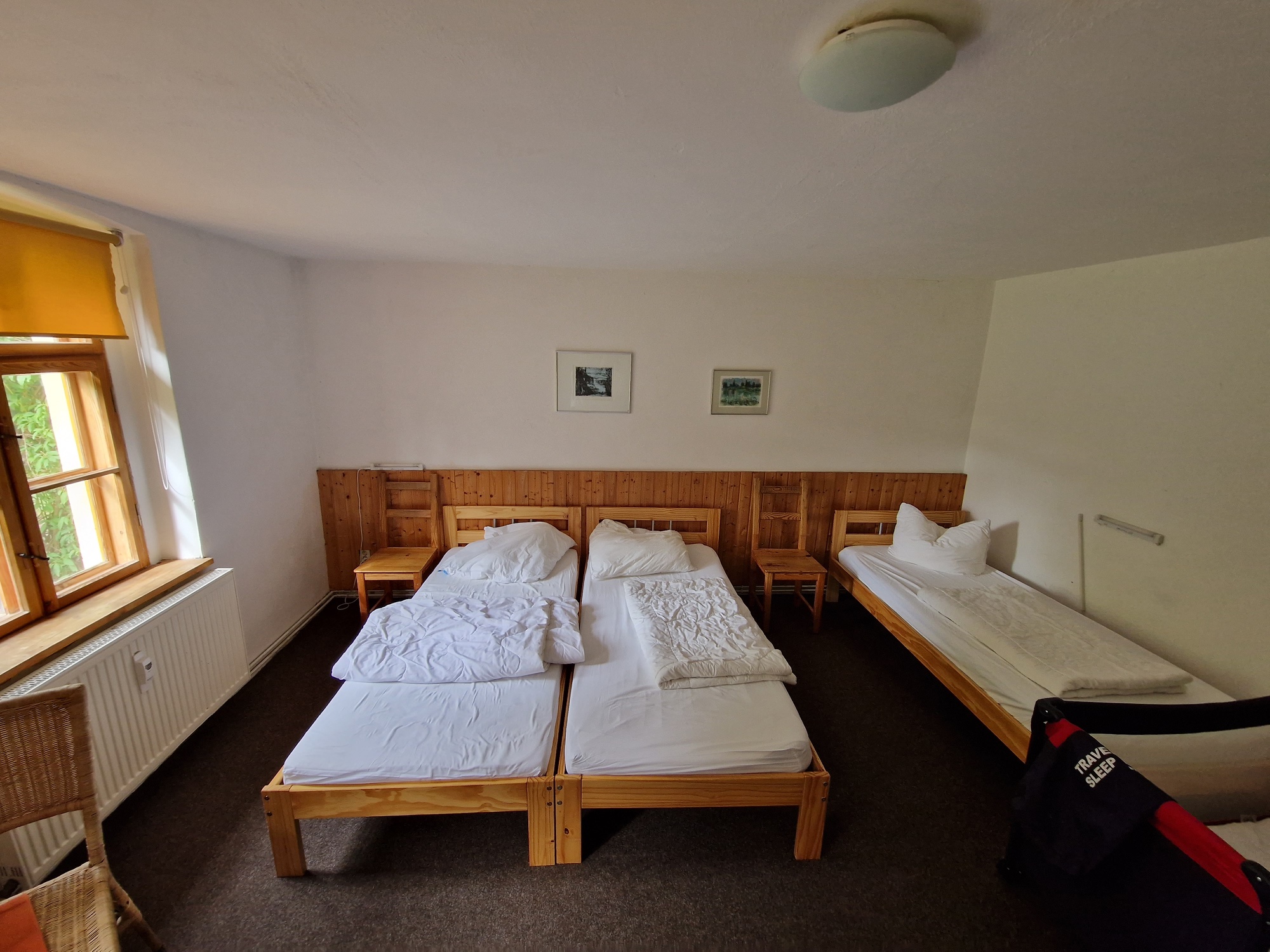 Dreibettzimmer mit drei Einzelbetten