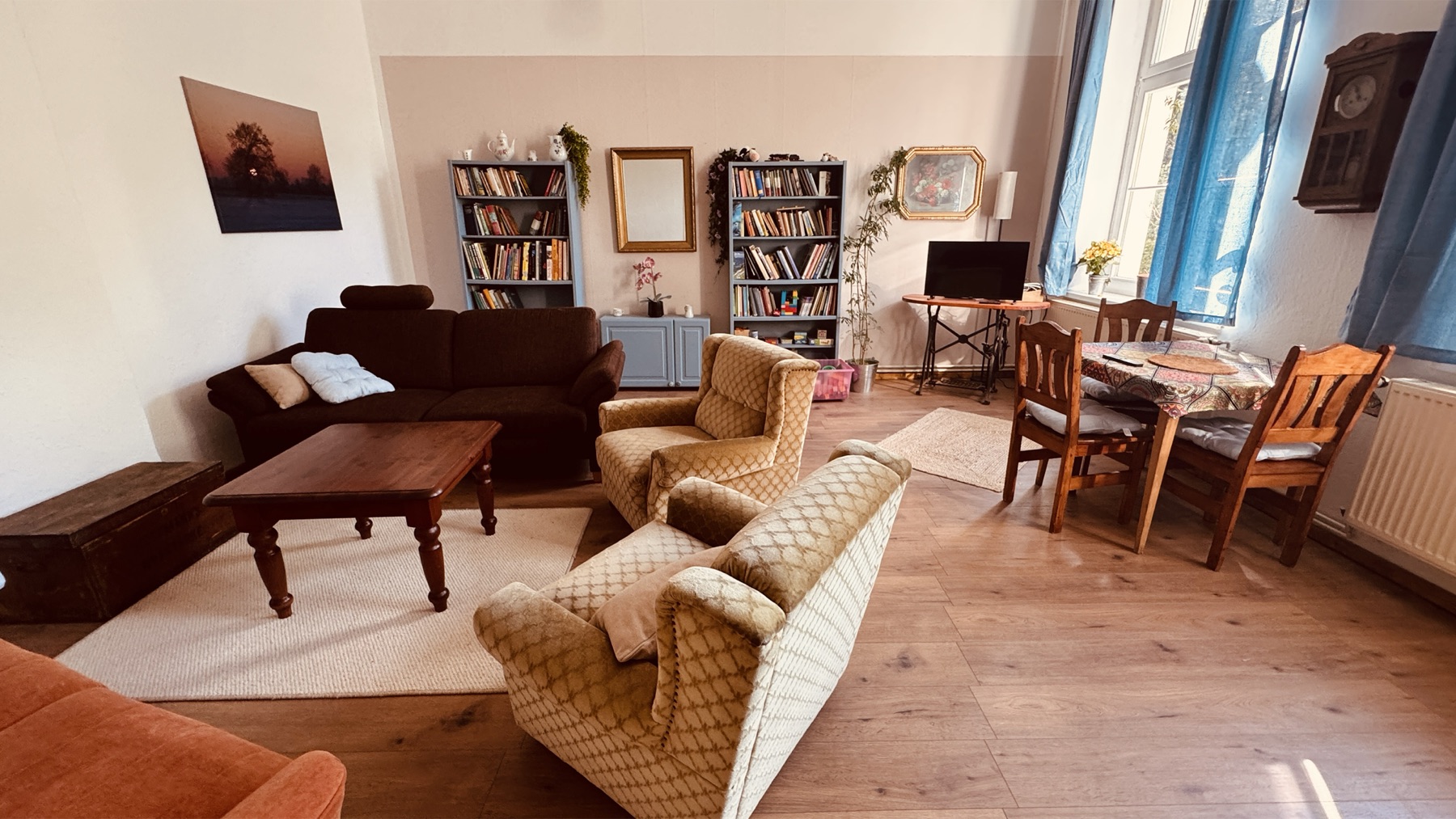 Gem&uuml;tlicher Aufenthaltsraum mit Sofas, B&uuml;chern und TV