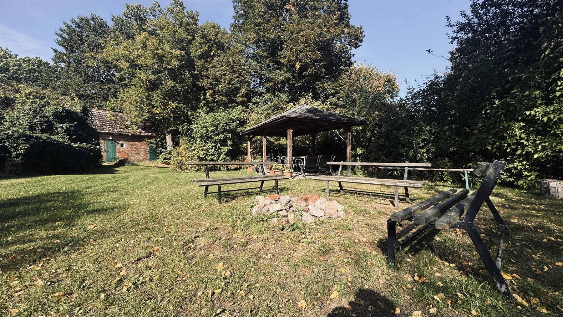 Grill- und Lagerfeuerplatz mit Sitzb&auml;nken und Pavillon