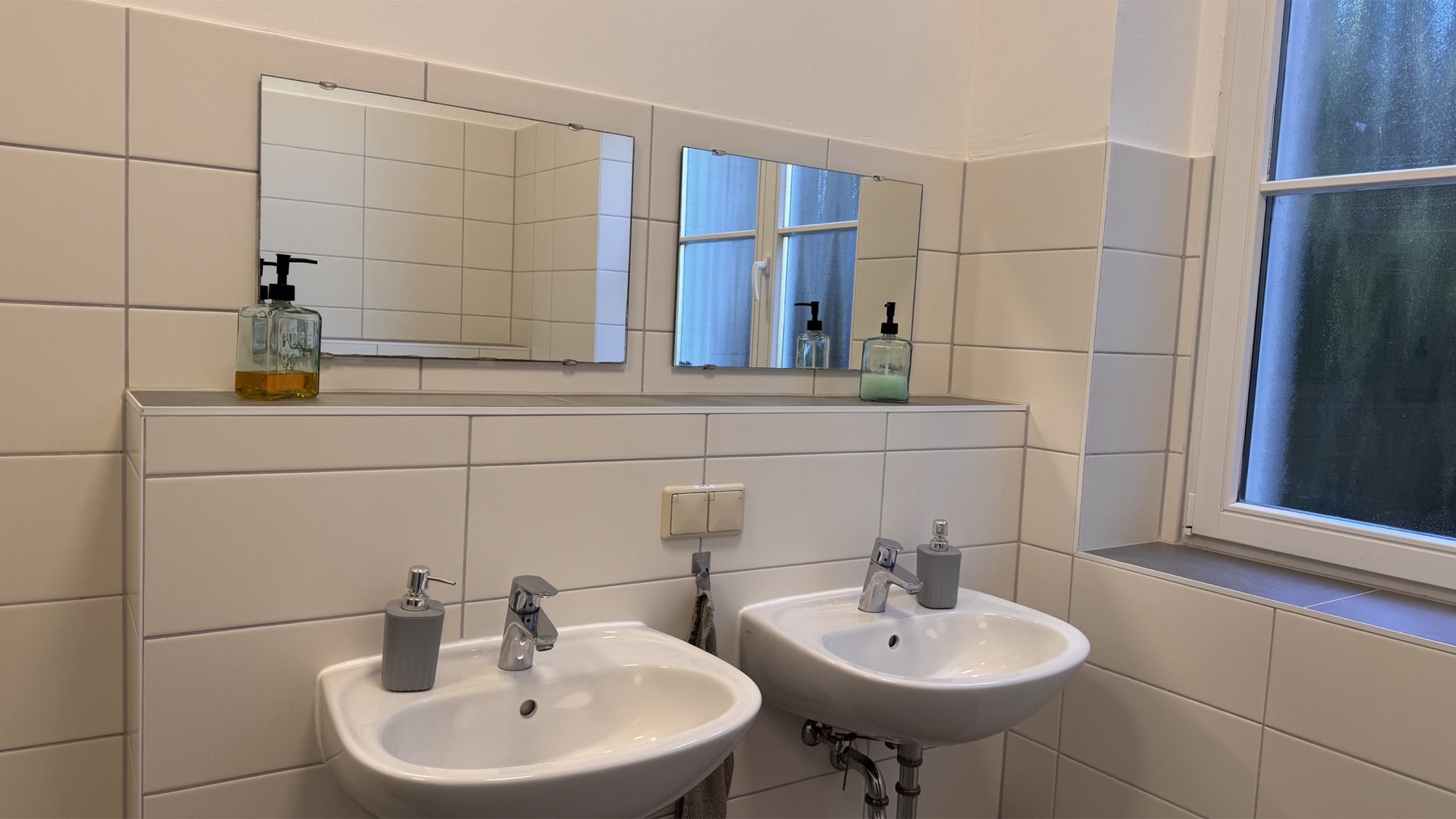 Waschraum mit zwei Waschbecken