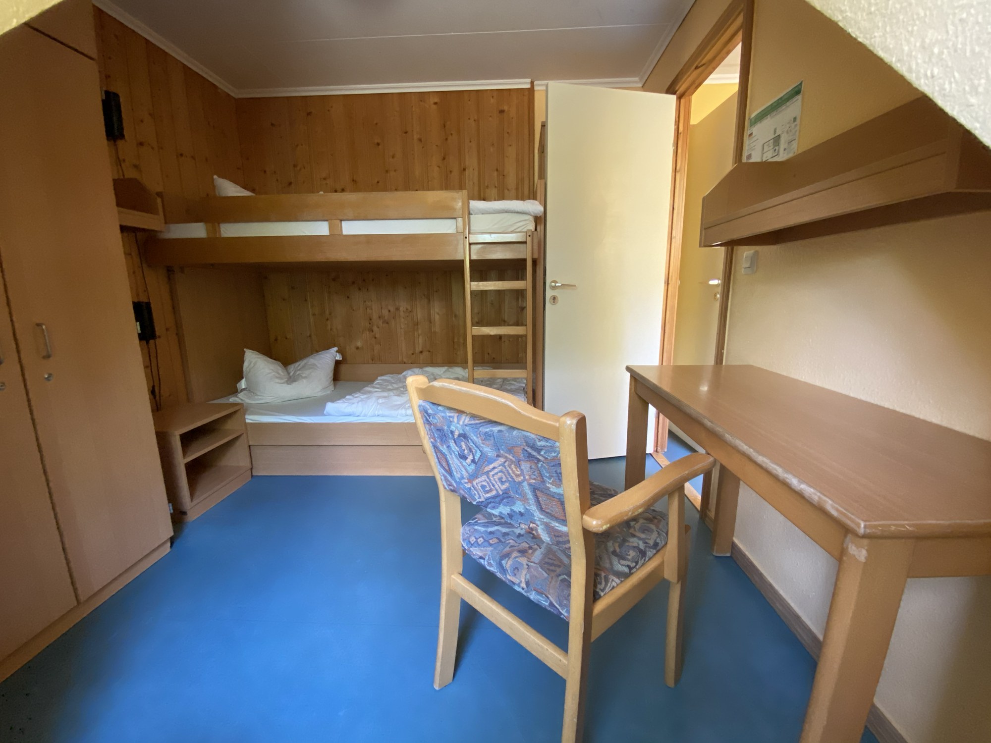 Mehrbettzimmer mit Etagenbetten